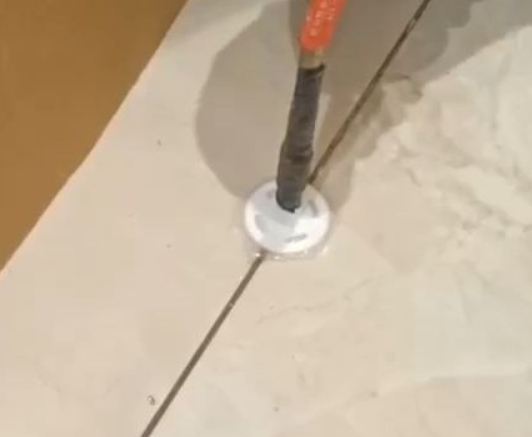 宜昌瓷砖空鼓维修公司专业解答瓷砖在铺贴过程中，如果没有涂抹均匀到位的粘结材料（如水泥砂浆或瓷砖胶），可能会导致以下问题