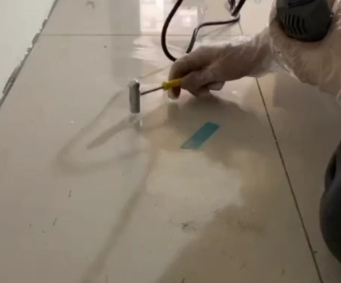 宜昌瓷砖开裂维修公司专业分享瓷砖在铺贴前如果没有沥干水分，将会导致以下问题